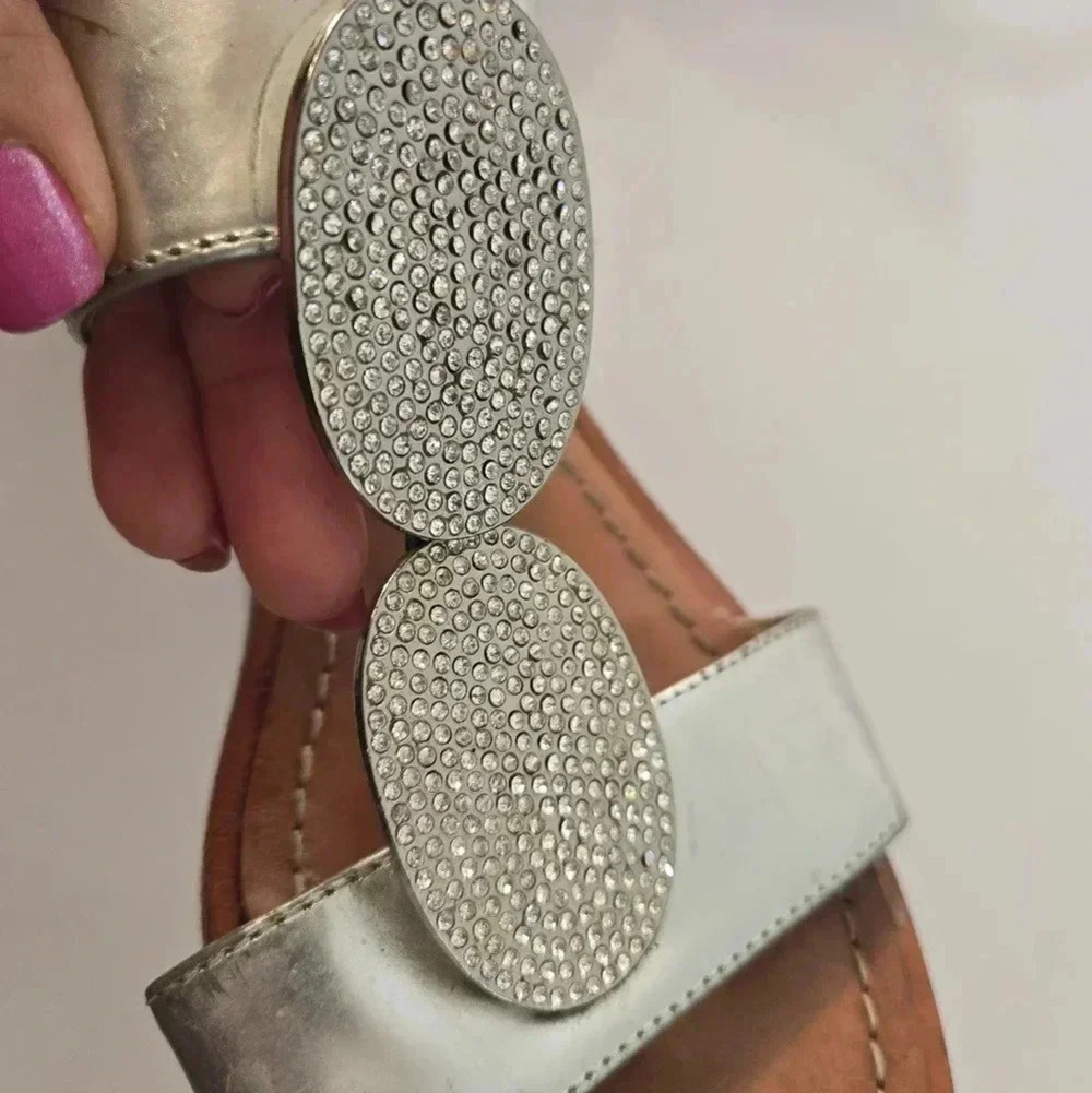Kate Spade bee silver sandals with rhinestone leather sole detail sz 7 - Picture 2 of 9